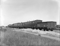 803388 Afbeelding van de werktrein van Ploeg 901 ( de vliegende ploeg ) van de N.S. op het emplacement te Lage Zwaluwe.